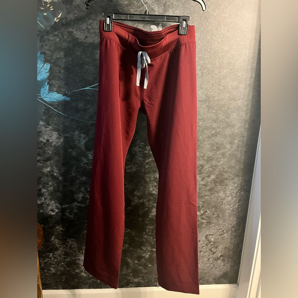 Figs Scrub pants in Burgundy Style Livingston